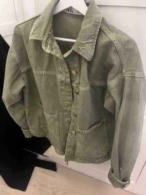 Grön jeansjacka från Zara - Använd ett fåtal gånger.
