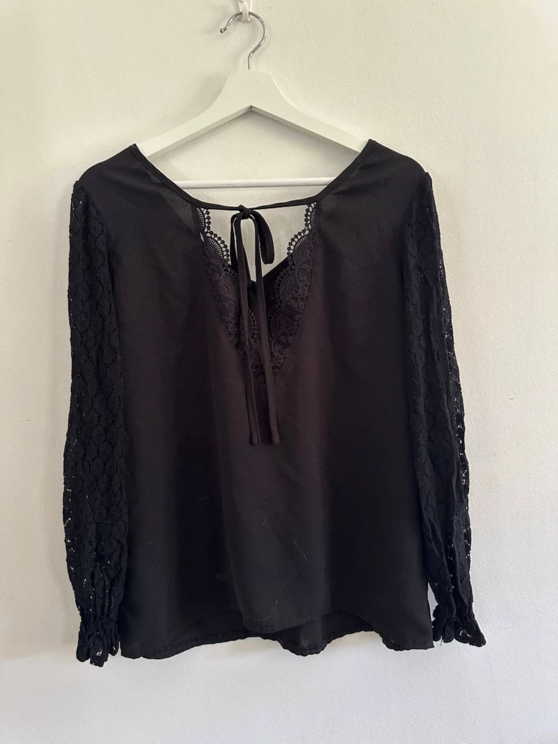Svart blus med spetsärmar och knyt S-M - 1