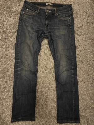 Acne jeans - Jeans från acne med extremt snygg wash! Ändå defekten litet hål vid skrevet som fixats så de knappt syns. Priset är diskuterbart och bara höra av sig vid frågor!