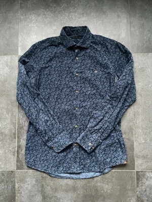 Morris skjorta  - Tjena, säljer nu denna riktigt snygga och populära Morris skjortan med mönster, den är i fint skick utan några skador, hör av er vid frågor och funderingar🙌🤝 