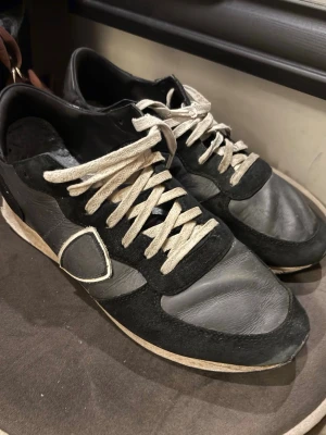 Philippe model dkor - Säljer mina Philippe model skor i ett mycket bra skick. De ända som är smutsigt med dem är skosnörena inget annat. Storleken är 42 men passar 43 mycket bra också 