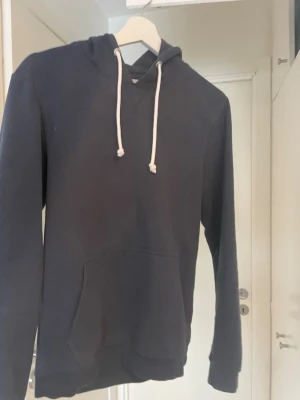 Mörkblå hoodie från Pier One - Mörkblå hoodie från Pier one. Tröjan är knappt använd och är i ett mycket bra sick. Storlek: XS