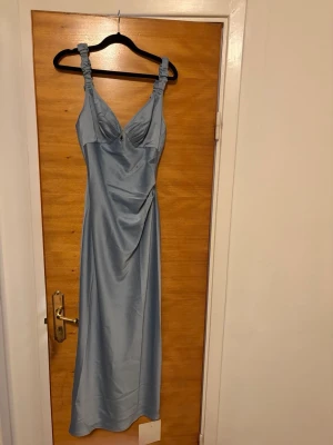 Ljusblå långklänning från Adoore🦋 - Jag säljer min så otroligt fina långklänning från Adoore 💙🦋 den är i silkesmaterial och i en sån fin ljusblå färg. Helt oanvänd!! 