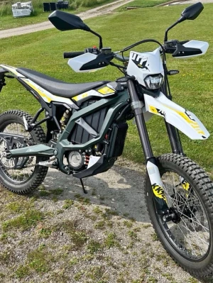 Surron ultra bee  - Säljer min Sur-ron Ultra Bee el hoj i mycket fint skick. Gått 80mil. Har monterat skjutspinnar, andra däck samt 550lbs bakfjäder. Original 450lbs fjäder, laddare samt 2 nyckar medföljer. Registrerad A1 (Lätt MC) För specs se: https://ridesurron.se/ultra-bee/ kör 100 kmh och körsträcka 120 tror jag det va och laddningstid är 4H. Reservering: 200kr, att jag lämnar av den 250kr, PostNord du betalar frakten eller kan du skippa allt detta och komma själv 