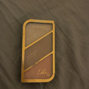 Rimmel London contourpalett Kate - Snygg contourpalett från Rimmel London i samarbete med Kate. Paletten innehåller tre nyanser: highlighter, contour och blush i varma toner. Kommer i en smidig rektangulär dosa med guldram och transparent lock.