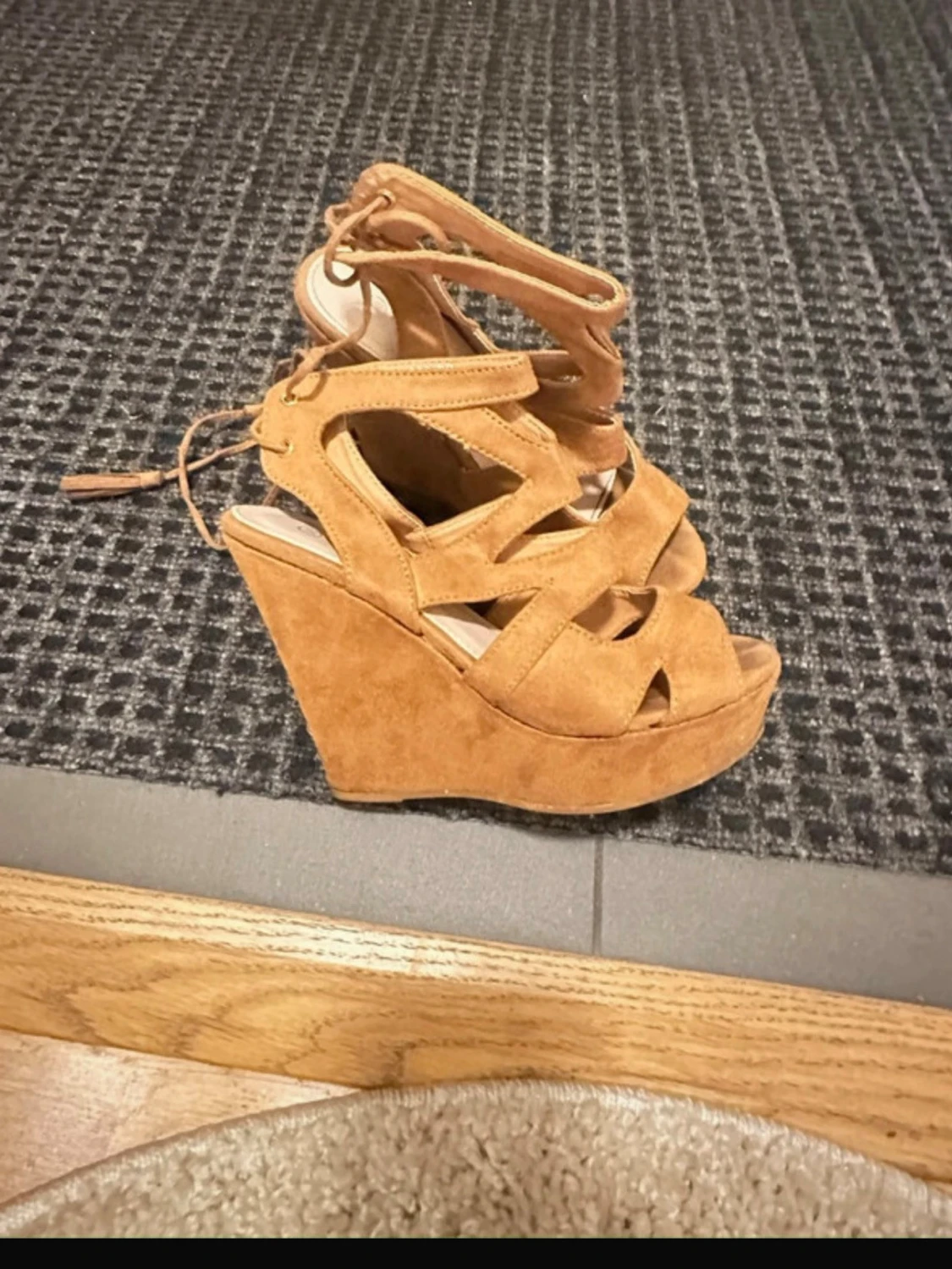 Bruna kilklackade sandaler i mocka - 1