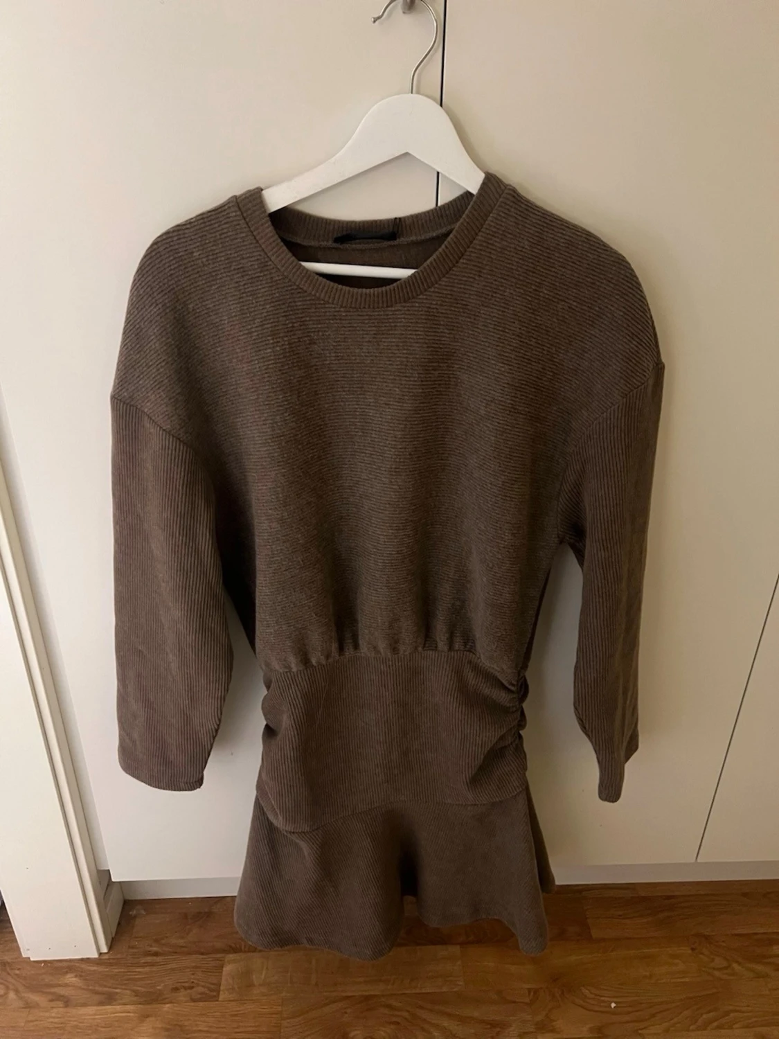 Brun stickad klänning  - 1