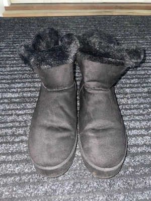 Vinter skor  - Mysiga svarta boots med mjuk fuskpäls runt skaftet. Perfekta för kalla dagar när du vill hålla fötterna varma och ändå se snygg ut. De är inte jättemycket använda och är i storlek 37.