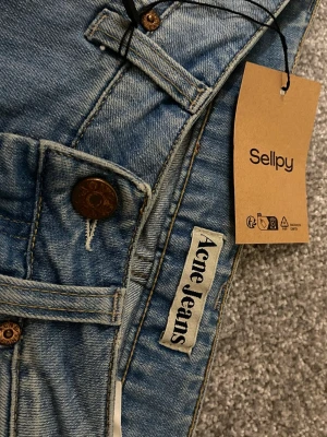 Raka acne jeans - Köpa på sellpy men säljer vidare då dom va för långa för mig (är 165) inga defekter🥰