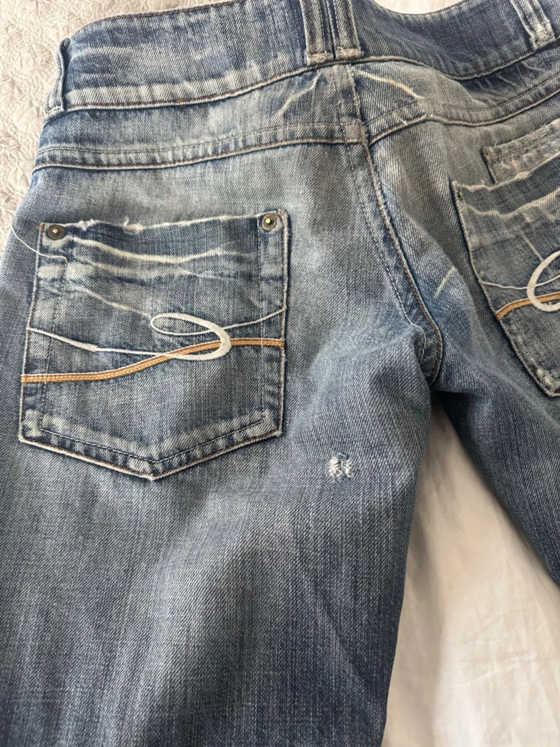 Blå jeans med slitningar - 3