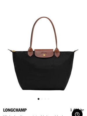 Longchamp väska - Jättefin svart longchamp väska i nytt skick, söljer pga att den tyvvär inte kommer till användning! Skriv för fler bilder💗