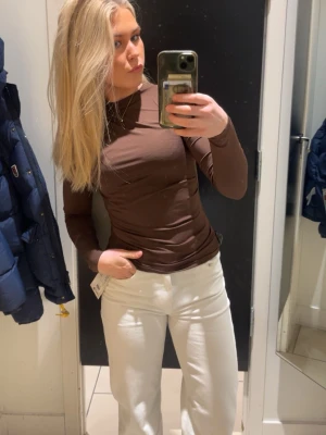 Brun långärmad slim topp - Säljer en brun långärmad topp med slim passform. Den är helt ny aldrig andvänd , tänkte att jag skulle ha den en kväll därför jag klippte bort lappen men ångrande mig sedan. Så HELT ny!