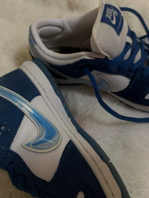 Nike x Born X Raised SB Dunk Low – Limited Edition - Säljer ett par extremt eftertraktade Nike x Born X Raised SB Dunk Low. Limiterad collab som snabbt sålde slut. 👟 Storlek: 41 📦 Skick: Knappt använda – i mycket fint skick 📦 Ingen kartong ! 💰 Pris: 6000kr (seriösa bud kan övervägas)  Blå mocka, perforerade detaljer och den ikoniska “One Block At A Time”-texten gör detta till en riktig statement-sneaker. Riktigt cleant par. Svåra att hitta i detta skick. Perfekta för samlare eller rotation.  ✍🏻Endast seriösa köpare. ❌ Skambud ignoreras.