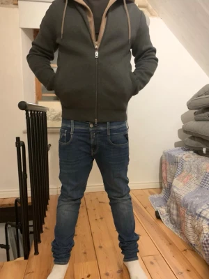 Mörkgrå overshirt från Monoprix - Mörkgrå overshirt från monoprix. Den är helt ny aldrig använd. Storlek s, den är perfekt för en chill, stilren look. Priset kan diskuteras vid snabb affär. Ställ gärna frågor om du undrar något.