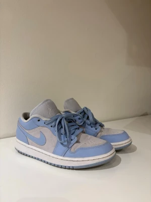 Jordan 1 Low i ljusblå  - Använda fåtal gånger och är inköpta för över 2000kr från restock.                                                Föreslå pris om det inte passar 