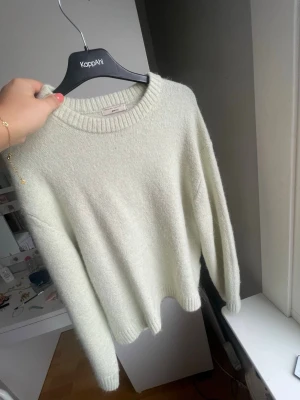 Mint grön stickad tröja från Gina tricot  - Mysig mintgrön stickad tröja från Gina tricotmed rund halsringning och ribbade muddar vid ärmslut och nederkant. Tröjan har en avslappnad passform och är perfekt för lager-på-lager-stil. Materialet känns mjukt och skönt mot huden.