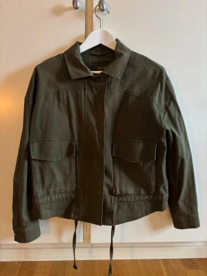 Vårjacka - Så snygg armygrön jacka endast använd fåtal gånger