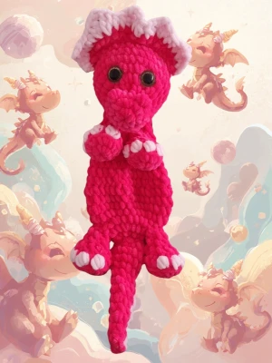Handvirkad rosa drake - Söt handvirkad snuggle drake i stark rosa färg med rosa detaljer på tassar, svans och runt huvudet. Draken har stora svarta ögon och är gjord av mjukt garn, perfekt som prydnad eller gosedjur. Unik och fantasifull design som passar alla som gillar drakar. Mkt uppskattad doppresent och babyshower. Virkar på beställning där du kan välja egna färger.