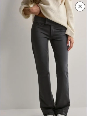 soft flare pants - super snygga lågmidjade kostymbyxor från nelly. helt slutsålda på hemsidan!! 💗 säljer pga att de inte kommer till användning (nyskick)