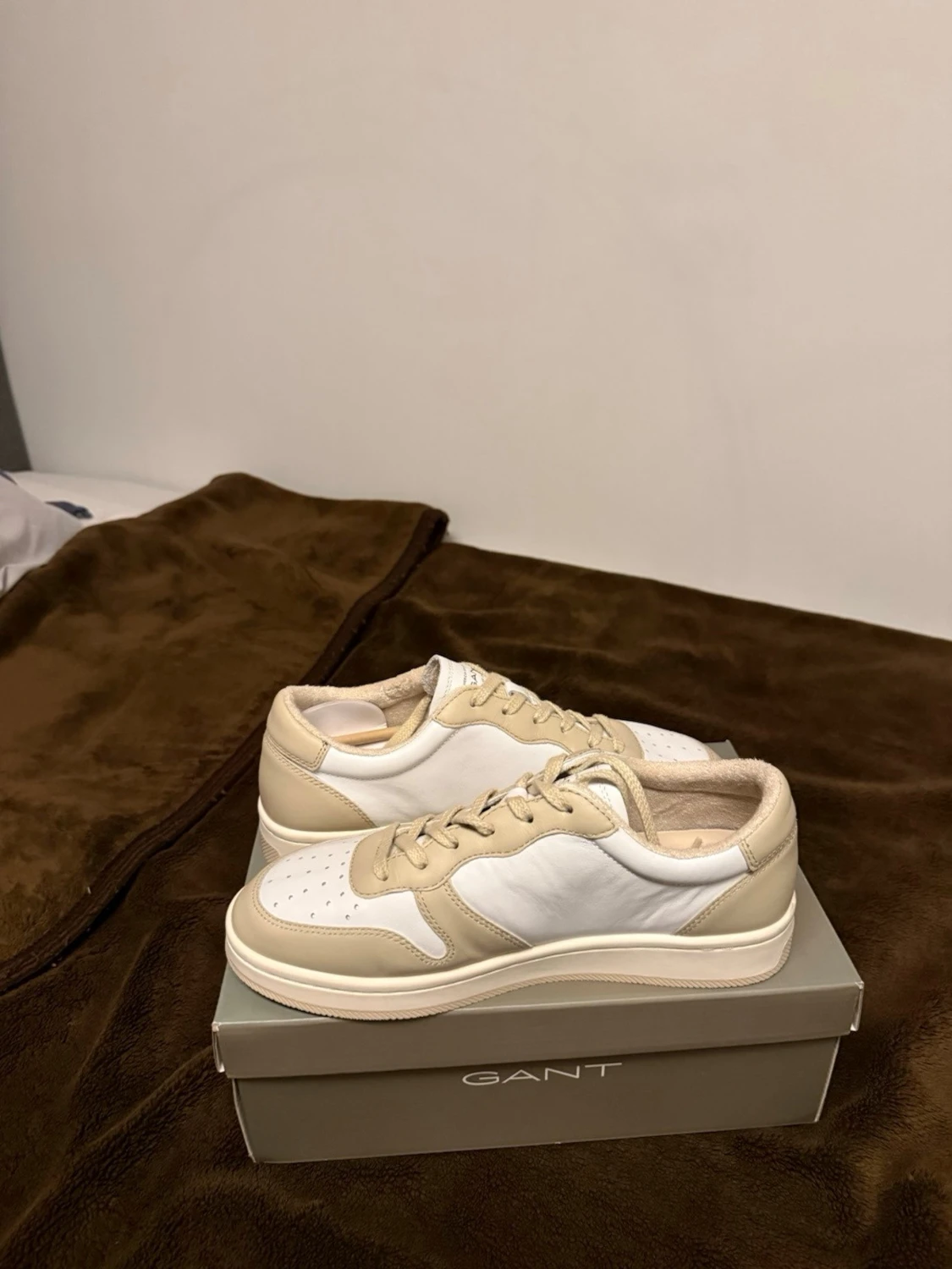 Beige och vita sneakers från Gant - 4