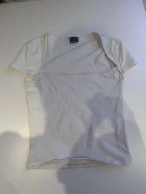 Vit kortärmad t-shirt Gina - Vit tröja fina tricot fint skick en liten fläk kan diskutera pris om d nästan aldrig använd 