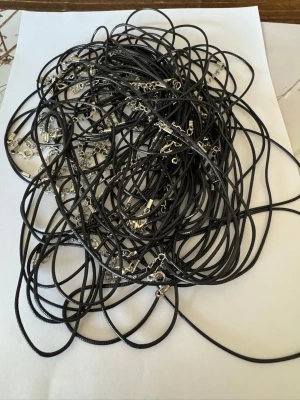 Svarta halsband  10st - Säljer av material som jag använt för att göra smycken. Har 2025 tillverkat och sålt smycken för över 50.000kr så är något folk uppskattar (om man håller låga priser) . Nu har jag dock tappat intresset så säljer av allt jag har. Kolla gärna in andra annonser   I denna annons hittar du svarta ”kedjor” för att göra halsband . Annonsen avser köp av 10st men har ca 60st så går att köpa fler 