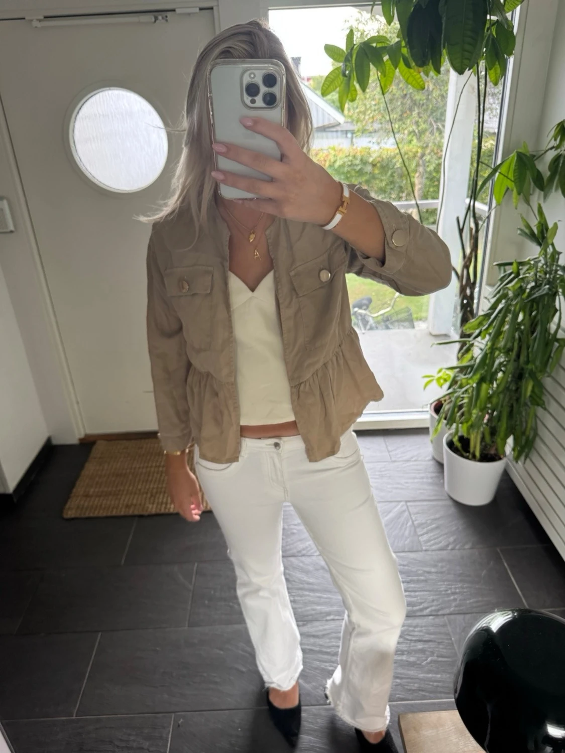 Beige overshirt med volangdetalj - 1