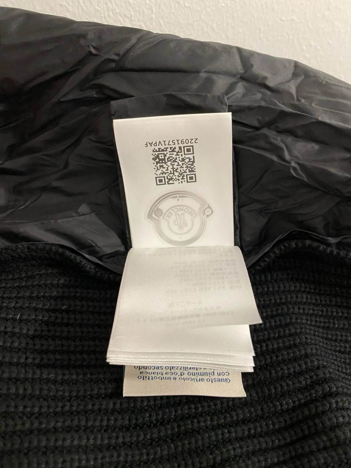 Svart dunväst med huva från Moncler - 5