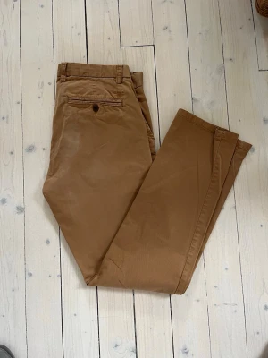 Bruna chinos i rak modell - Snygga bruna chinos i rak passform från GANT.