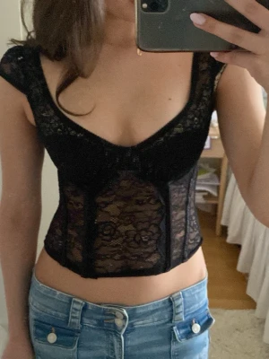 Svart spetskorsett topp - Jättesnygg korsett topp, köpt ursprungligen för 500 kr. Använd fåtal gånger 💝