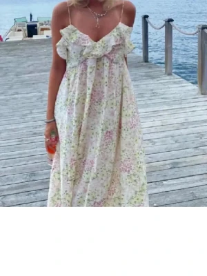 Midsommarklänning - Säljer denna otroliga blommiga klänningen som passar så bra till midsommar!!💕💕💕🙈🙈