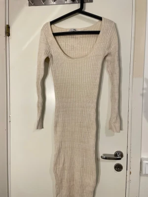 Beige ribbad långklänning Fashion Nova - Säljer en stilren beige klänning från Fashion Nova, storlek S.  Klänningen är använd ett par gånger och är i utmärkt skick utan några skador eller fläckar. Perfekt för både vardag och fest. Nypris 330kr. Pris 200kr, Kan diskuteras. Hör gärna av er vid frågor!🤎