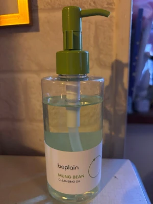 Beplain Mung Bean Cleansing Oil - Fräsch rengöringsolja från Beplain med mungböna. Kommer i en genomskinlig plastflaska med grön pump och enkel, stilren etikett. Oljan är lätt gulgrön och passar perfekt för att ta bort smink och orenheter.