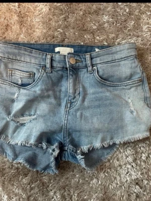 Ljusblå jeansshorts med fransar - Ljusblåa jeansshorts, storleksmått finns på bild 3