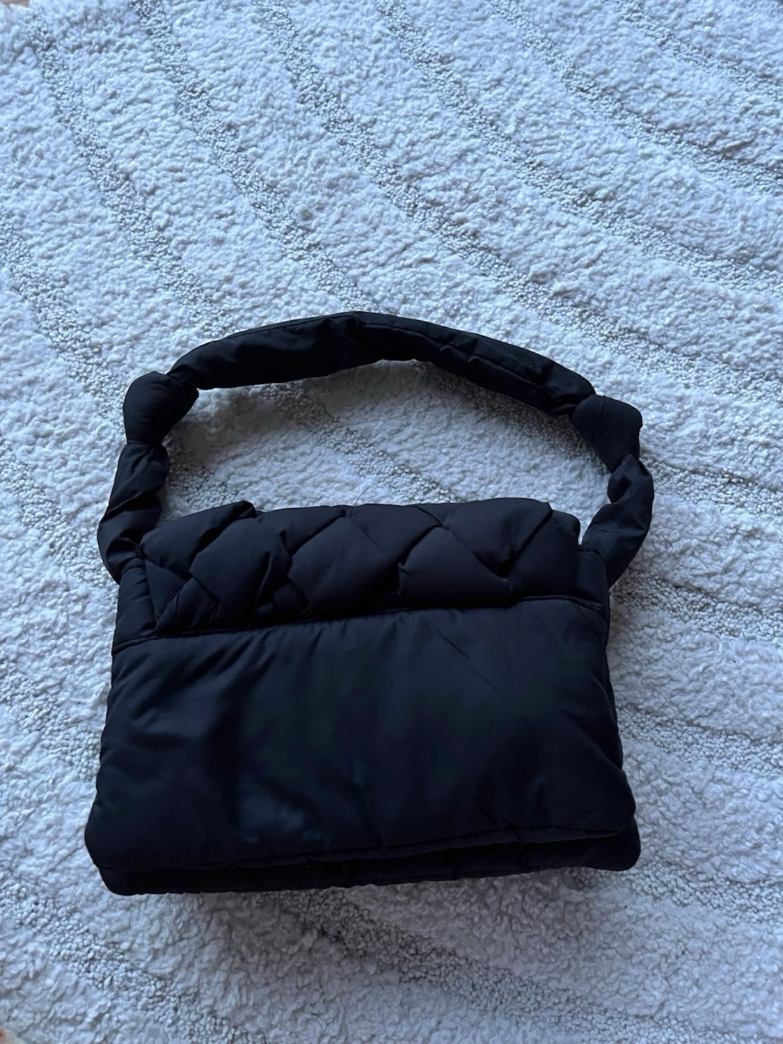 Svart quiltad handväska med knut - 5