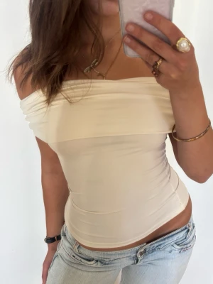 Offshoulder cremevit topp - Såå snygg Offshoulder cremevit topp!! Jag är 168 och det är mina bilder, köp via köp nu direkt eller Swish, kvar tills markerad som såld 💖 