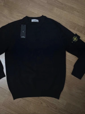 Svart stickad tröja Stone Island - Snygg svart stickad tröja från Stone Island. Storlek S-M. Skriv privat för fler frågor😃