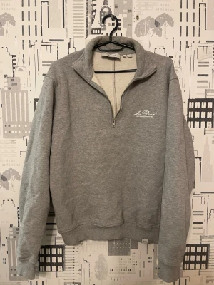 Grå Les Deux Quarter Zip - Säljer nu min Les Deux Quarter Zip då det inte min stil längre. Riktig snygg lite oversized fit. Pris kan diskuteras