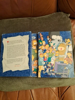 The Simpsons - Säsong 4 (Tysk utgåva) | DVD-box Samlarutgåva - Säljer nu The Simpsons: Säsong 4 (Complete Fourth Season) i den snygga tyska samlarboxen (Digipack). En klassisk säsong med favoriter som "Mr. Plow" och "Marge vs. the Monorail". Viktig info om språk: Detta är den tyska utgåvan ("Die Simpsons"). Boxen och texten på fodralet är på tyska. Skivorna innehåller dock originalspråk (engelska) samt tyska, med tillhörande textning. Perfekt för samlaren eller för dig som vill öva på tyskan!Skick: Box/Fodral: Använt skick. Det finns tydligt kantslitage. 