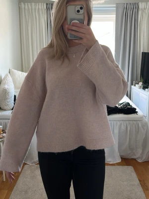 Rosa stickad tröja  - En rosa stickad från Gina, perfekt till sommarnen 🙌🏼 tröjan är i storlek M 💗