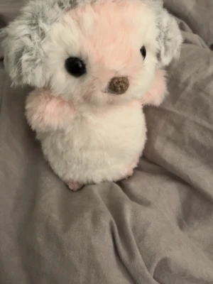 Virkad rosa pingvin med öronmuffar - Super söt rosa pingvin med öronmuffar virkad med päls garn🤍🩷