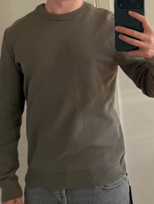 Stickad tröja - Olivgrön stickad cubus tröja. Storlek M. 