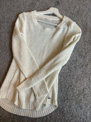 Vit stickad tröja från ONLY - Säljer en enkel och stilren vit stickad tröja från ONLY. Tröjan har rund halsringning, långa ärmar och ribbade muddar vid ärmslut och nederkant. Perfekt basplagg till garderoben och lätt att matcha med olika outfits.