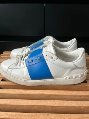 Valentino open  - Tjena, säljer nu dessa riktigt snygga och populära valentino opensen, de är i använt skick, limmats lite på vissa ställen, endast skorna ingår, hör av er vid frågor och funderingar🙌🤝