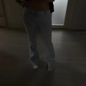 Ljusblå low waist bootcut jeans  - Snygga ljusblå jeans från Kappahl med klassisk femficksdesign och bootcut-ben. Jeansen har normal passform och är tillverkade i mjukt denimtyg. Perfekta för dig som gillar en avslappnad men trendig look.