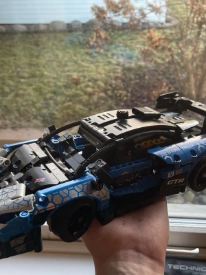 LEGO Technic McLaren Senna GTR bil - Säljer en LEGO Technic McLaren Senna GTR i blått och svart med vita detaljer. Bilen är byggd av plast och har realistiska racingdetaljer, stora svarta hjul och dekaler med text som 'GTR' och 'Richard Mille'. Instruktionsbok medföljer.