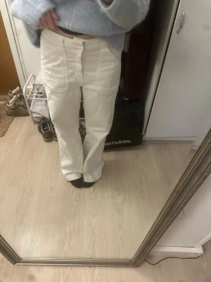 Vita jeans från Zara - Säljer ett par jätte snygga vita Jeans från Zara i storlek 38! De är raka och har unika fickor!💘säljer då jag inte använder de så mycket!💘💘skriv för mått!