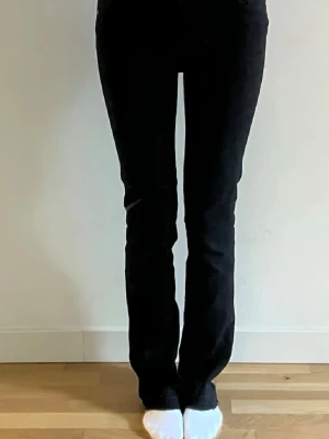Svarta jeans från Zara - säljer ett par svarta low waist utsvängda jeans från zara. de är knappt använda då de är lite för små för mig i midjan. de är storlek s, de är långa (jag är 176 cm) och sitter väldigt fint. de är köpta för va 400kr men säljer för bara 175kr. om du har några frågor är det bara att höra av sig! köpare står för frakt!