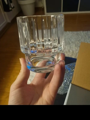 Glas Nigel från Vinga - Säljer flera stilrena glas från Vinga, modell Nigel. Glaset är genomskinligt med ett tungt, stabilt bottenparti och vertikala räfflor runt hela glaset. Perfekt för drycker eller som snygg detalj i köket. Boxen innehåller 6st 
