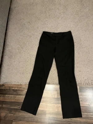 Svarta kostymbyxor med raka ben - Jätte fina kostymbyxor från Filippa K har aldrig användt kostymbyxorna och är i jätte bra skick.